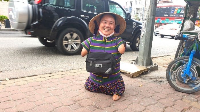 Những người tàn tật sẽ đến đại lý lấy vé số và mang đi khắp nơi để bán lấy tiền
