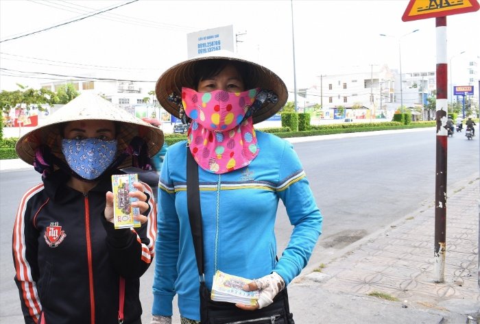Bán vé số dạo là hoạt động người bán sẽ nhận mốt ố vé nhất định từ các đại lý để bán trong ngày