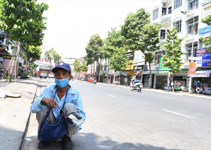 Đại đa số người bán vé dạo hiện nay, nhất là những người tàn tật chỉ có thể bán được 100 – 200 tờ
