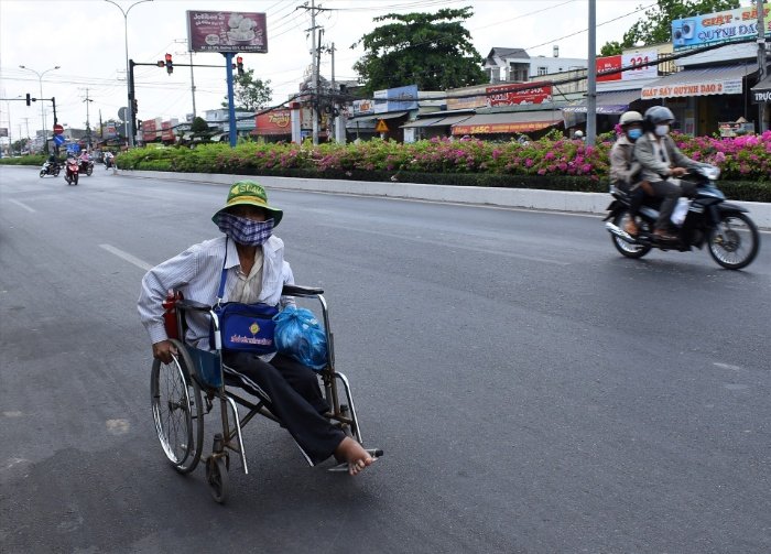 Covid ảnh hưởng đến cuộc sống người tàn tật bán vé số dạo như nào?
