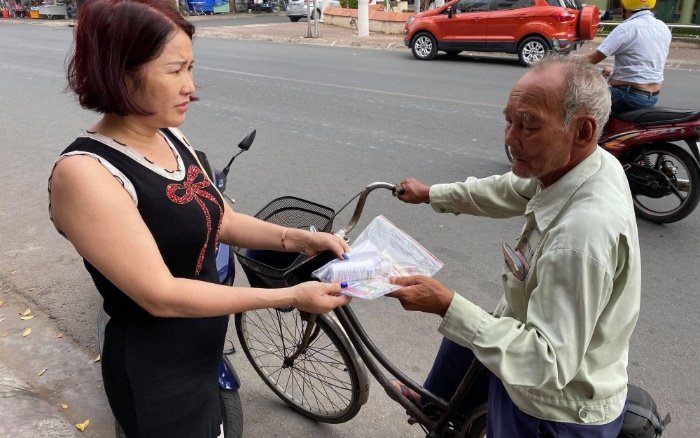 Người tàn tật bán vé số trong cuộc sống