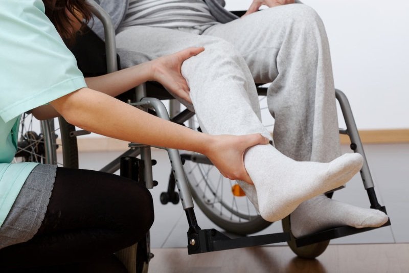 Mộng thấy bạn thân bị gãy chân
