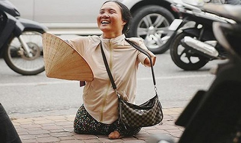 Ngủ mơ thấy mình cùng với người khuyết tật đi bán vé số tất tay cặp số 06 - 58