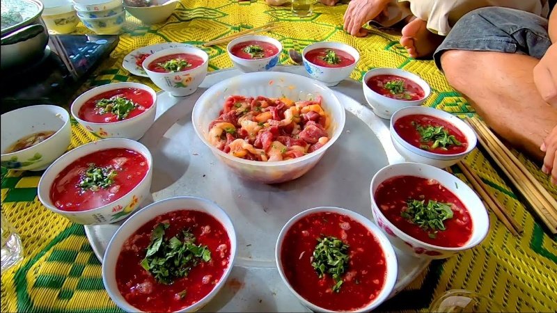 Nằm mơ bị ngộ độc thực phẩm khi đi ăn tiết canh