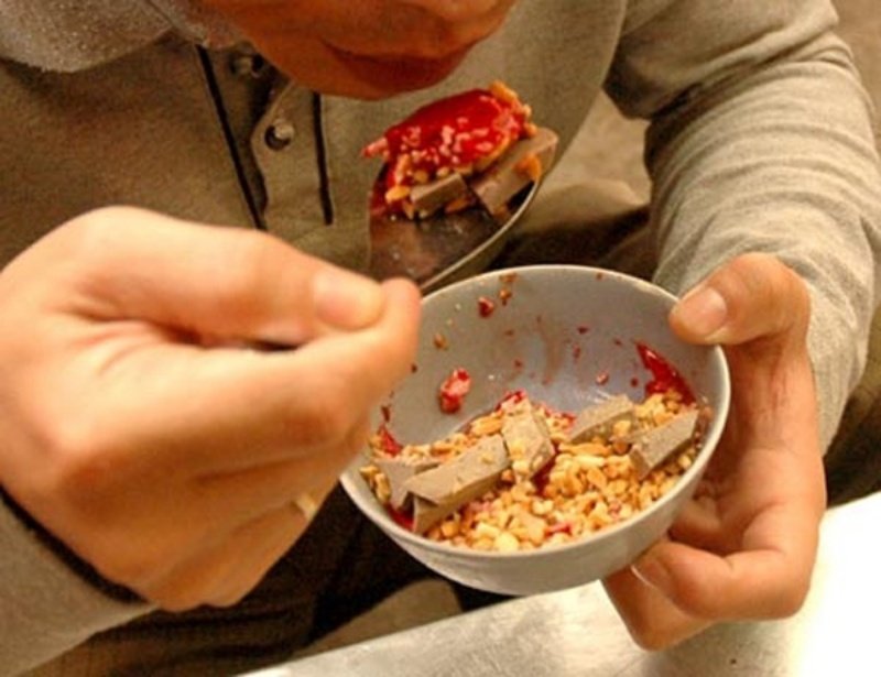 Mơ thấy ăn tiết canh về bị tào tháo lùa
